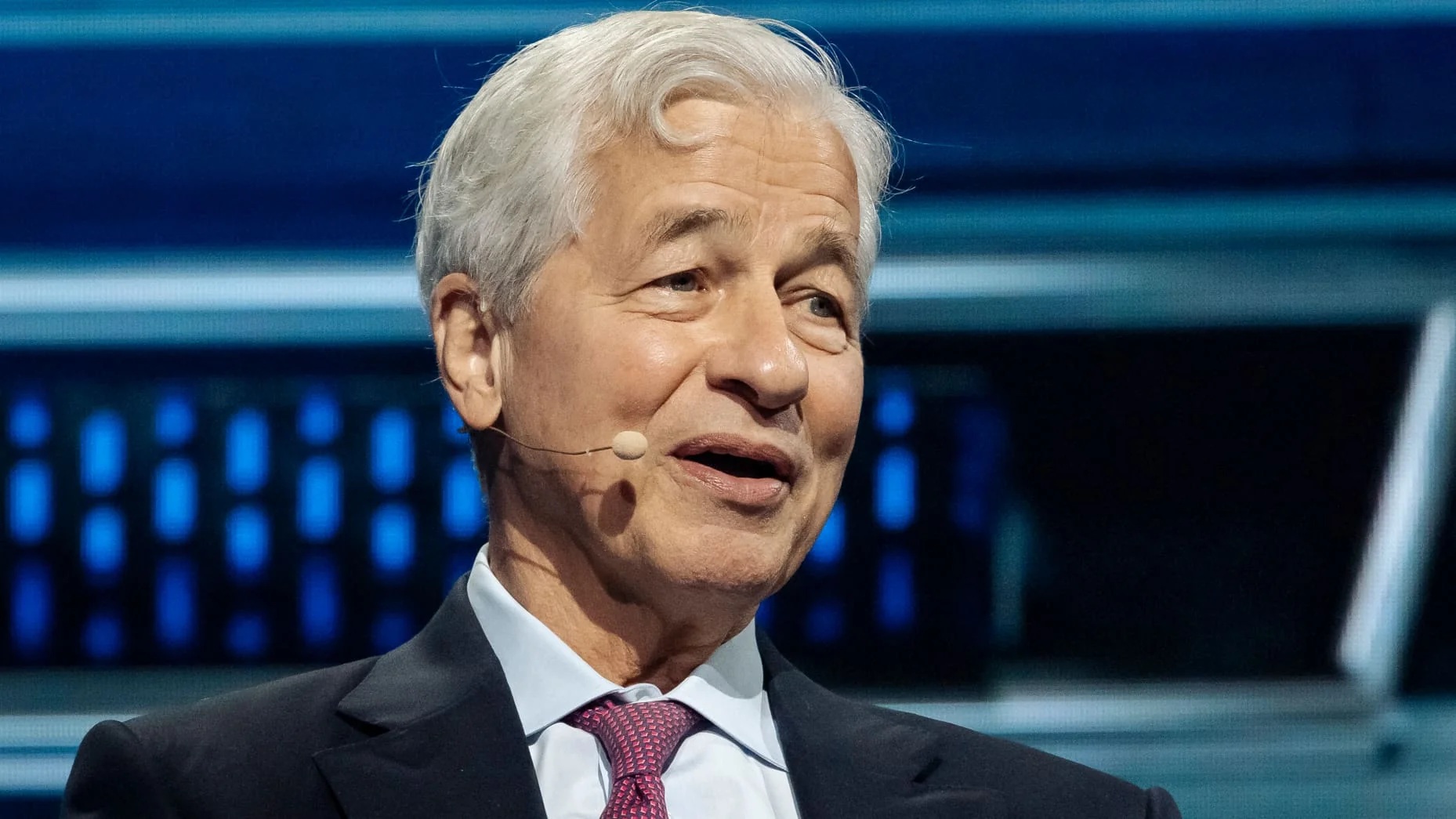 JPMorgan CEO Jamie Dimon 在活动现场讲话的图片